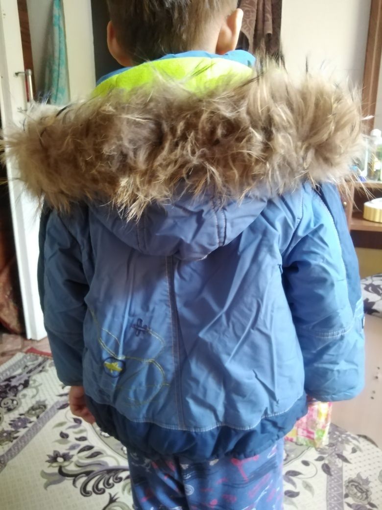 Продам куртку на мальчика 5-6 лет