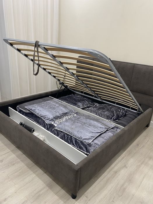 Двуспальняя кровать 180/200