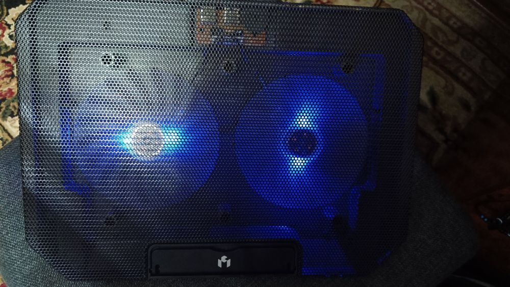 Продаю охлаждающая подставку, для ноутбука 15,6 дюймов