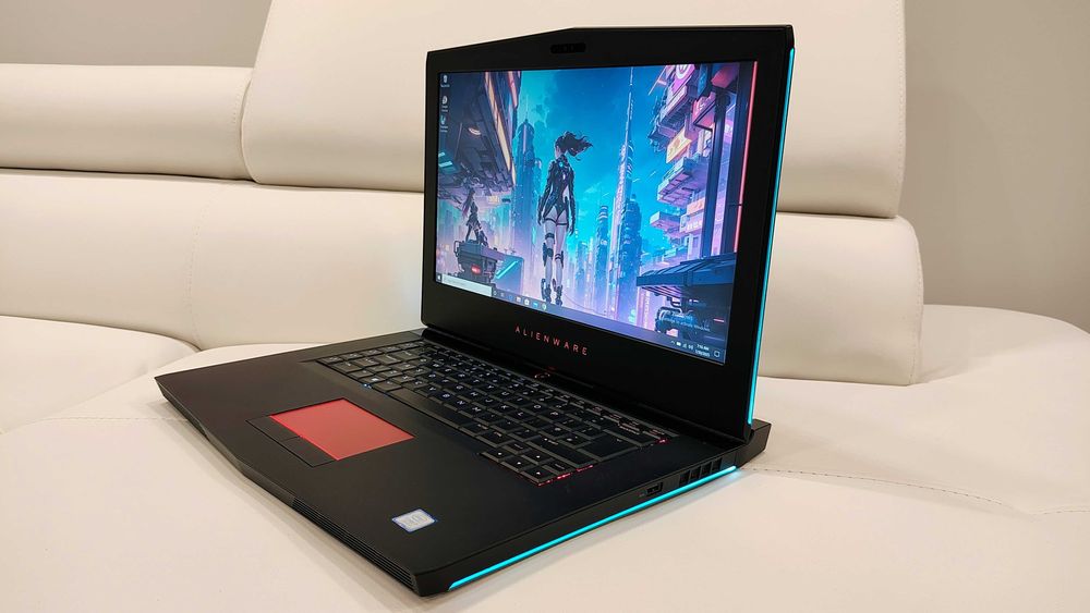 Laptop gaming Alienware cu procesor i7 si placa video de 8 gb