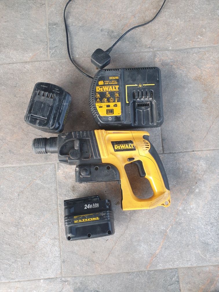 Dewalt  Bormasina cu percuție scula electrica