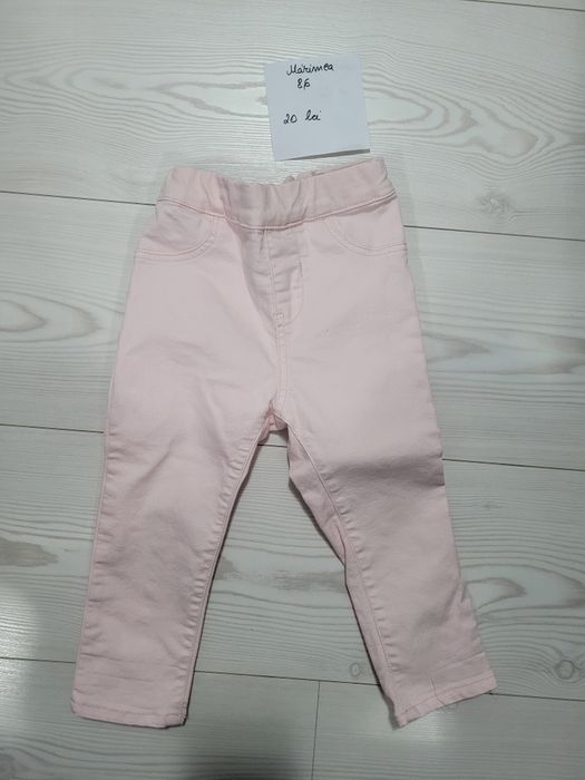 Vand haine mărimea 86,preț pe bucata
Nu asigur transport