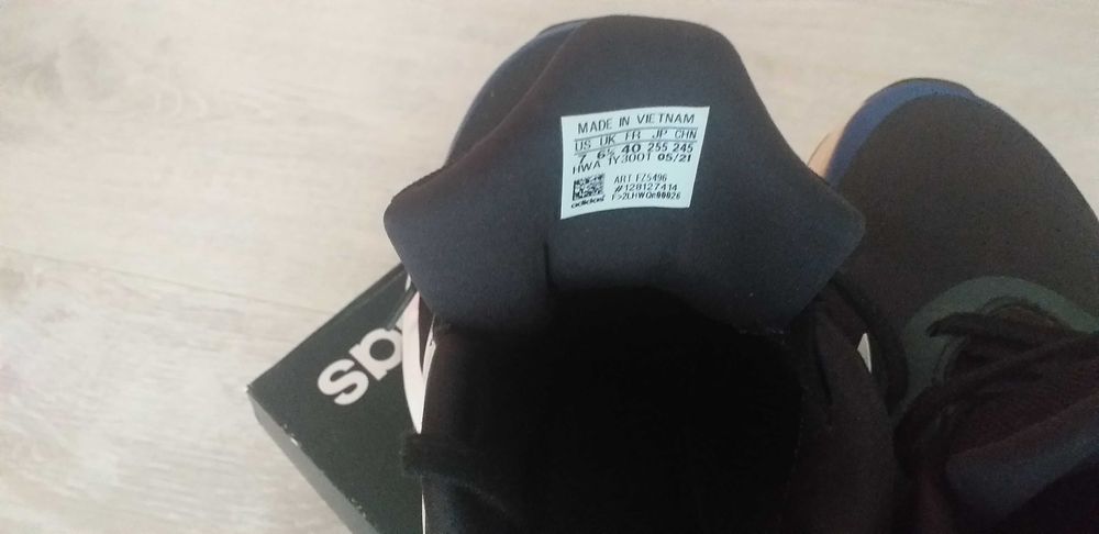 ратонки естествена кожа размер 40 леко от едната страна закачени 35лв.