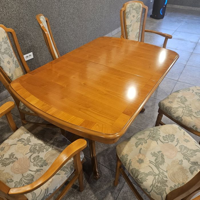 Masă  extensibilă din lemn masiv + scaune