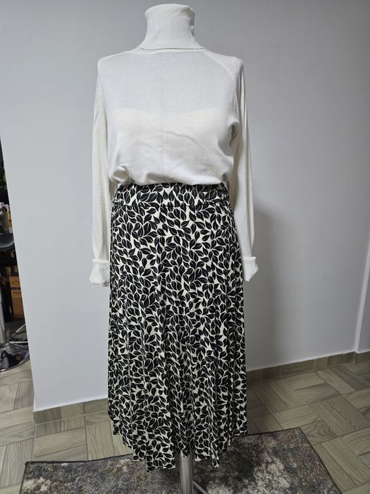 Set format din fusta plisata si pulover alb;