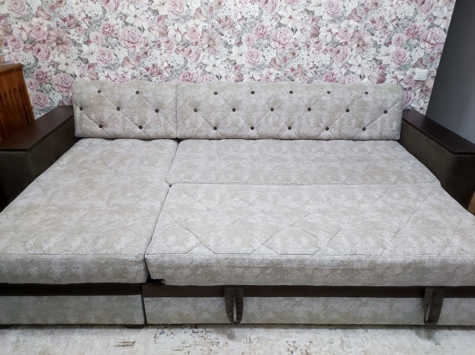 Yumshoq divan sotiladi