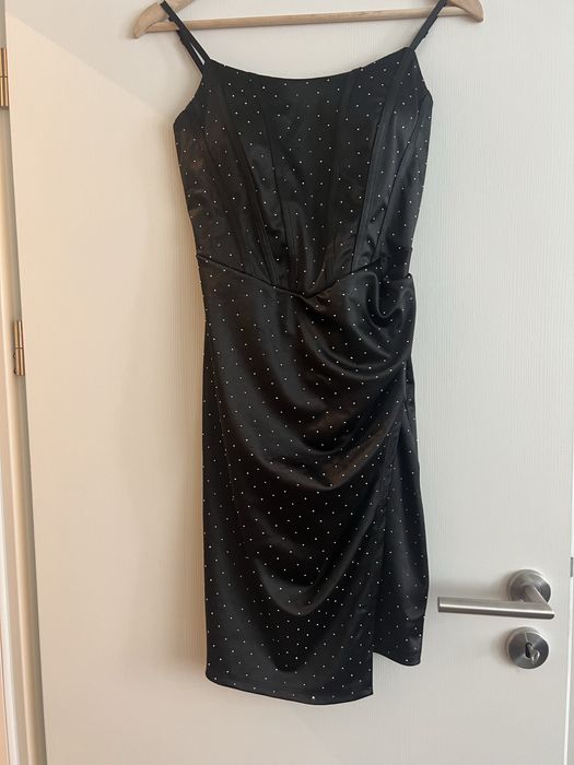 Дамска рокля с камъни и цепка.