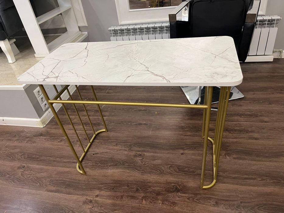 Маникюрный стол новый, стильный и удобный