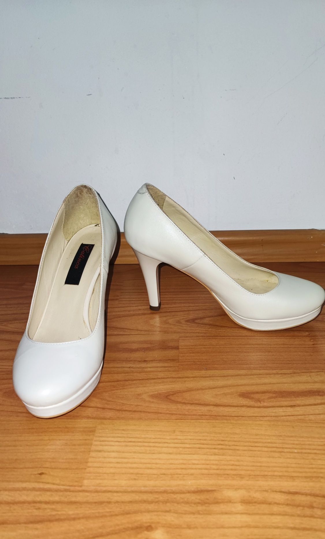 Pantofi cu toc (culoare alb-sidefat) măsura 36-37