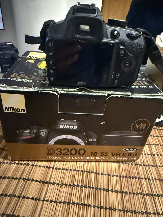Nikon d3200 utilizat f putin < 2000 cadre +obiectiv 18 55  in cutie