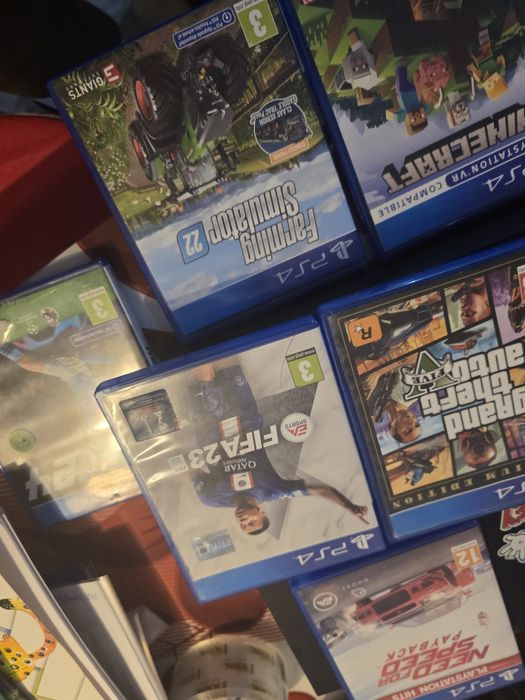 Vand ps4 + 5 jocuri