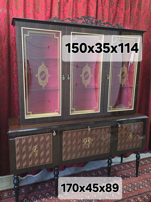 Vitrina  cu intarsii si sticla curbata