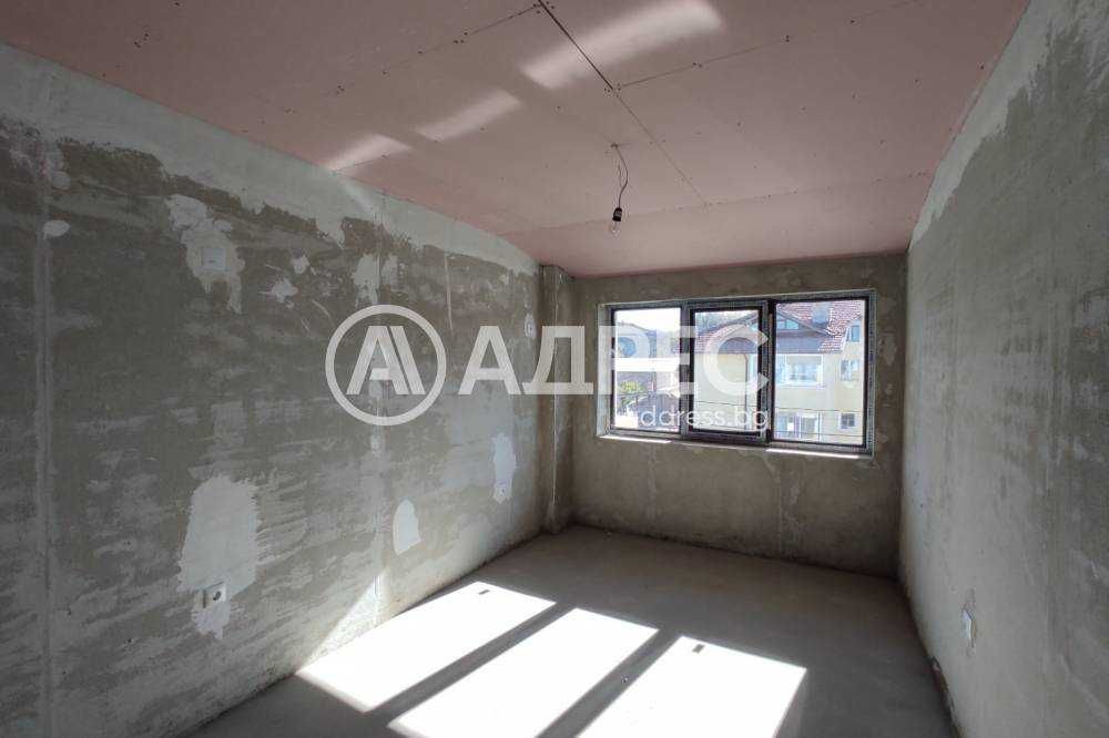 Продава се голяма къща с двор в с.Недоклан