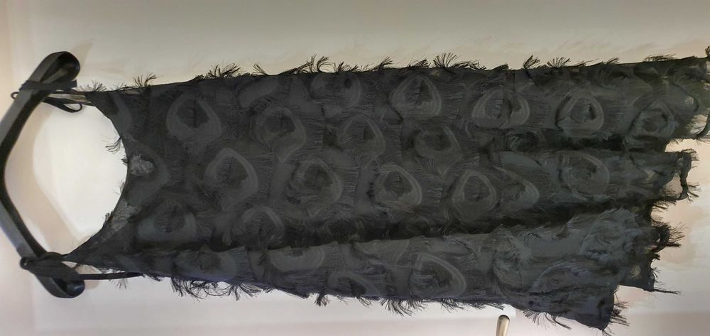 Черна рокля асиметрична долна част