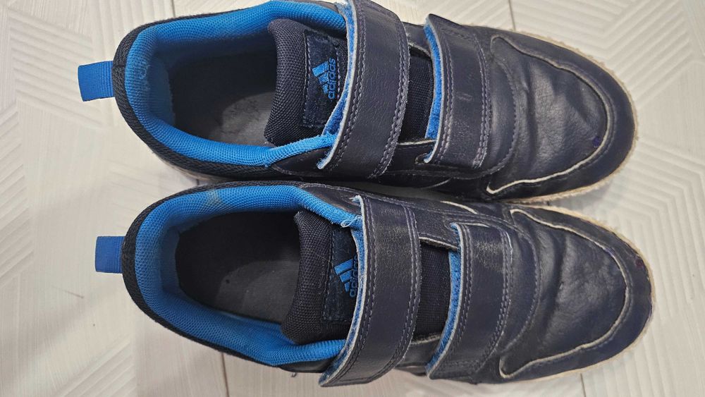 Маратонки Adidas за момче, 36 номер.