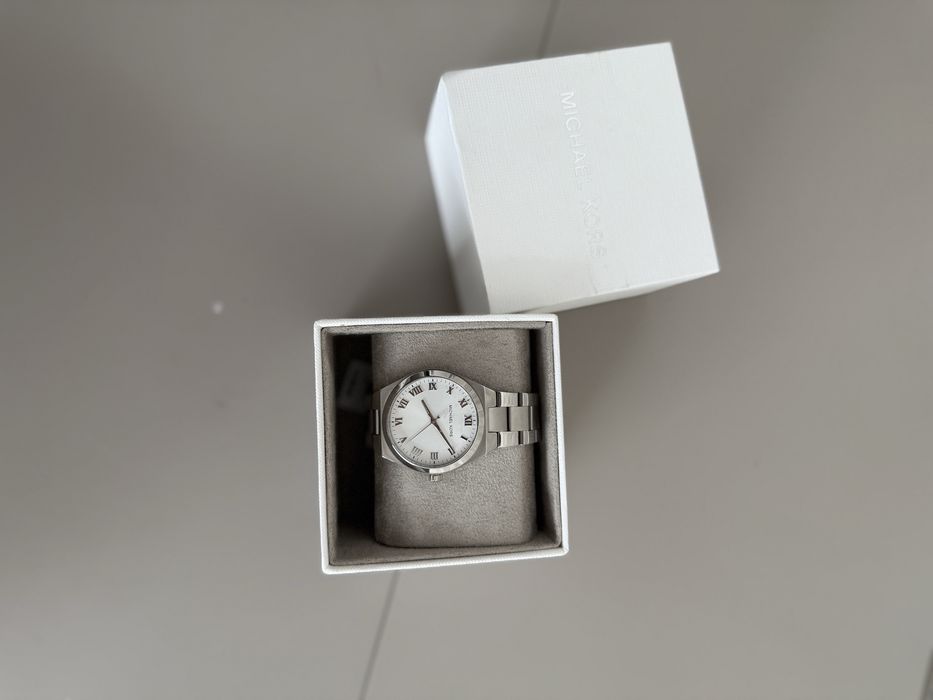 Продам часы Michael Kors в серебре