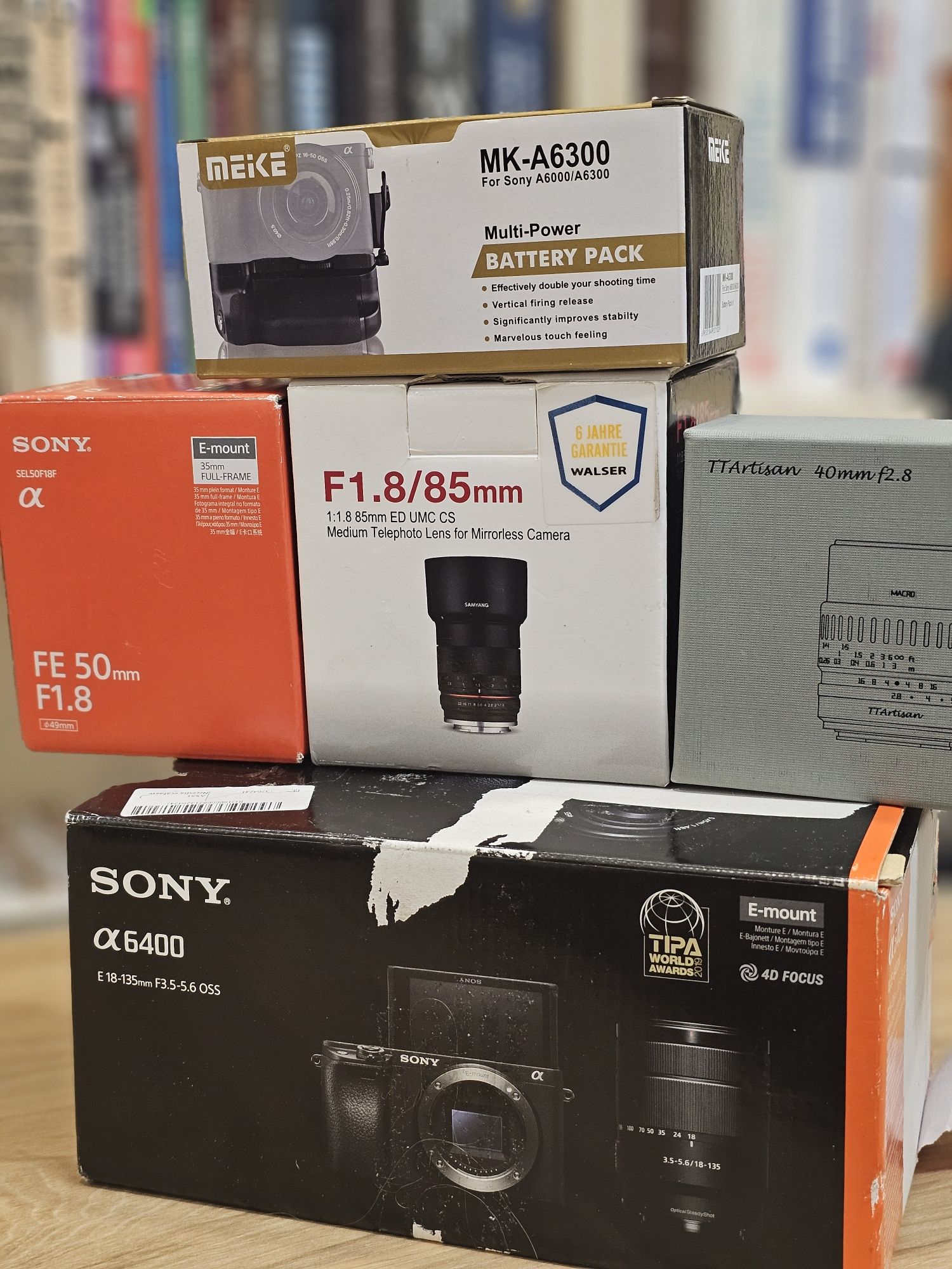 Sony Alpha a6400 в гаранция с 4 обектива, аксесоари