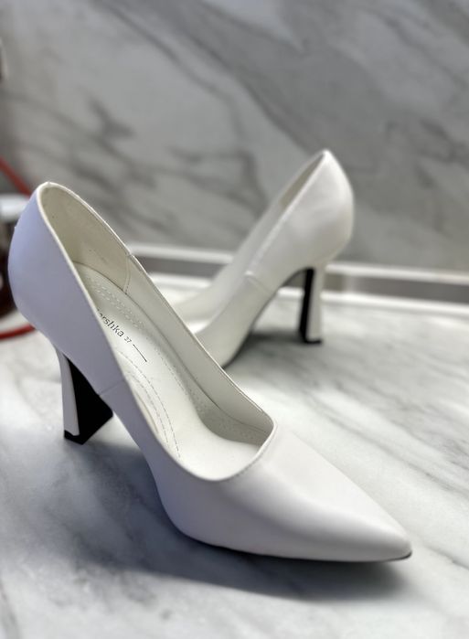 Обувки и сандали на ток Манго и Бершка