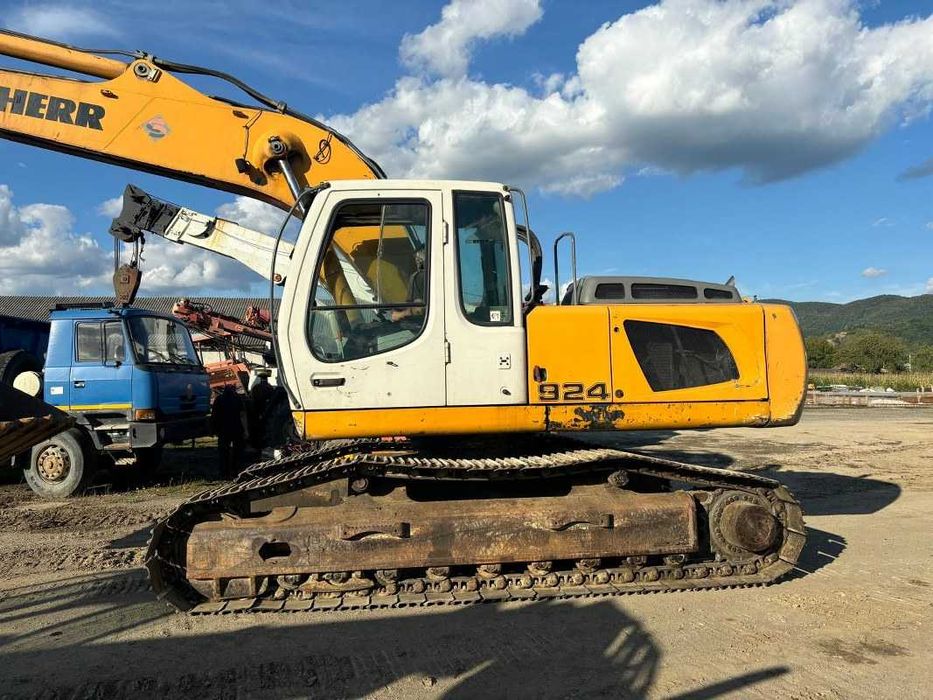 Dezmembrez excavator pe senile Liebherr R 924 C