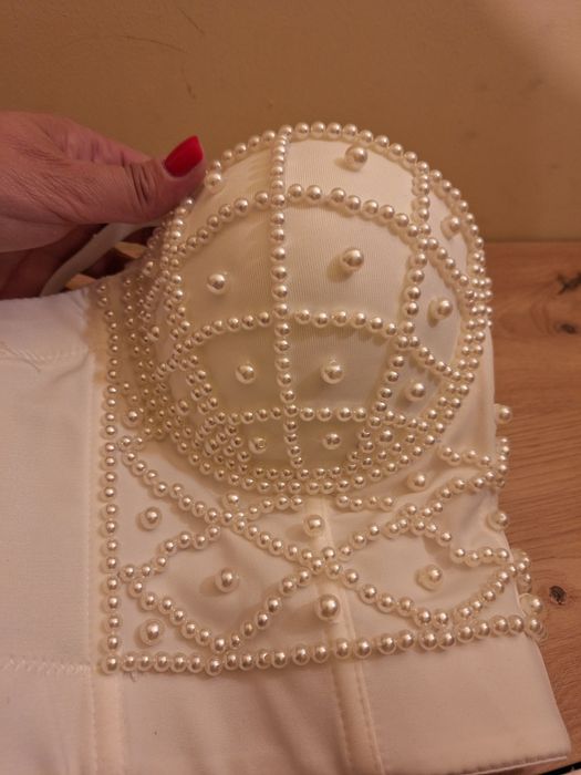 Bustiera cu perle