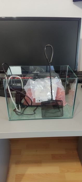 Vând acvariu 10 L.