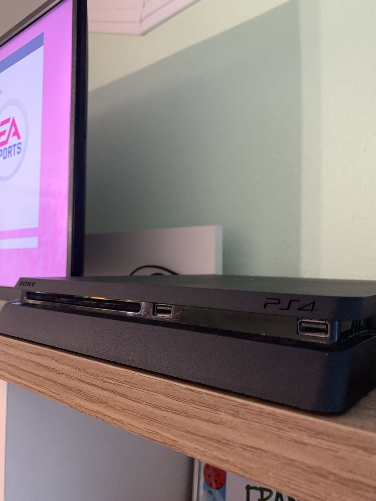 PS4 Slim 1TB + джойстик + fifa 19