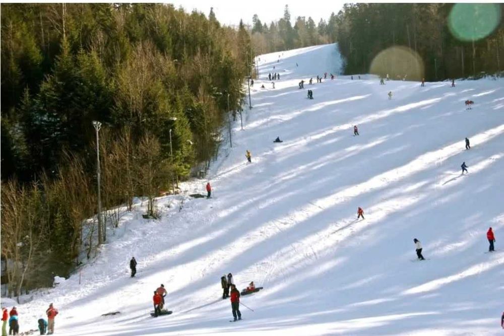 Cazare, trei mese, 150 de lei/zi de persoana in Azuga, la zapada