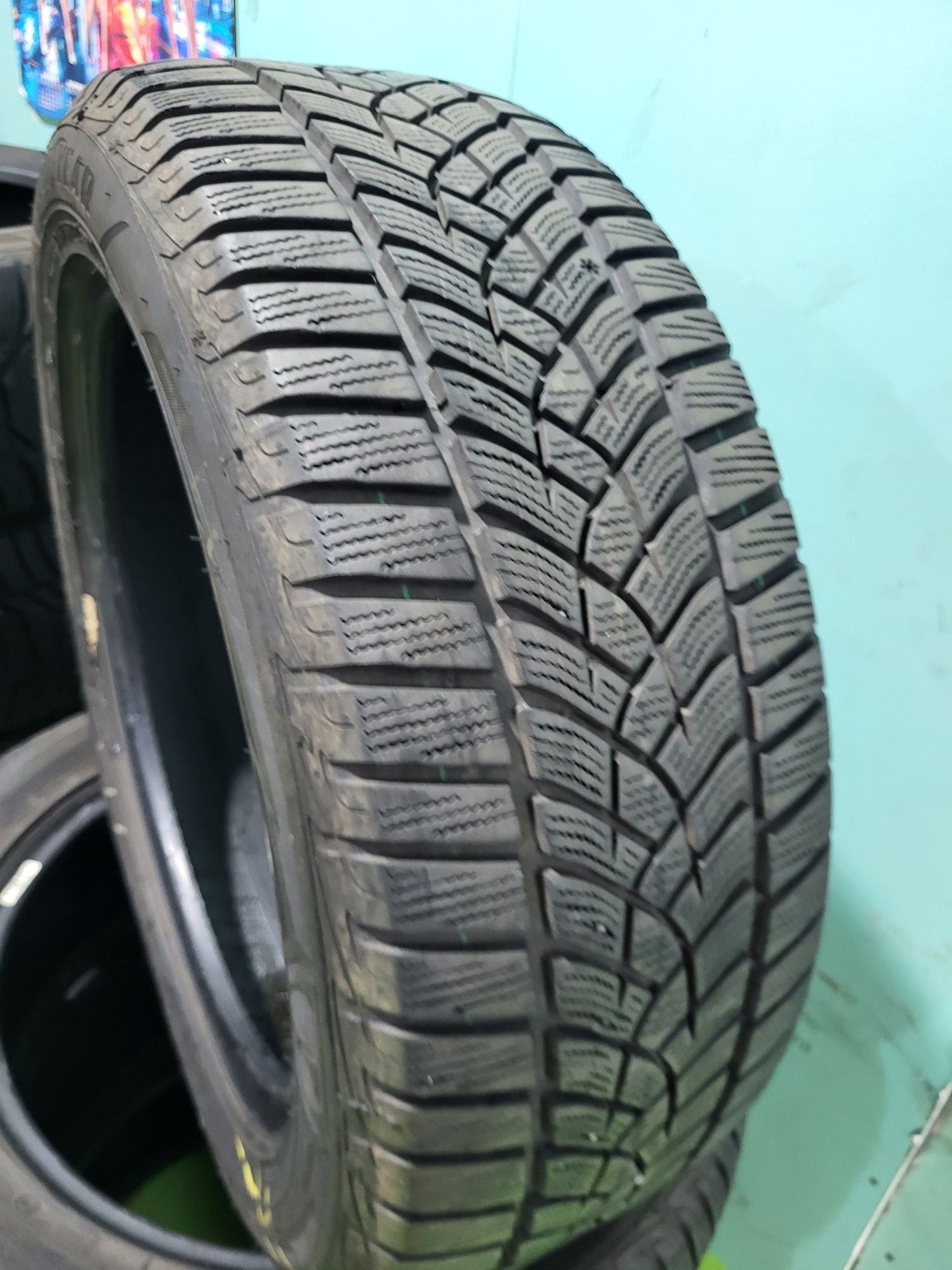 4 бр зимни 215/55/17 Goodyear