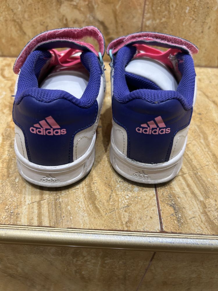 Оригинални маратонки Adidas номер 30