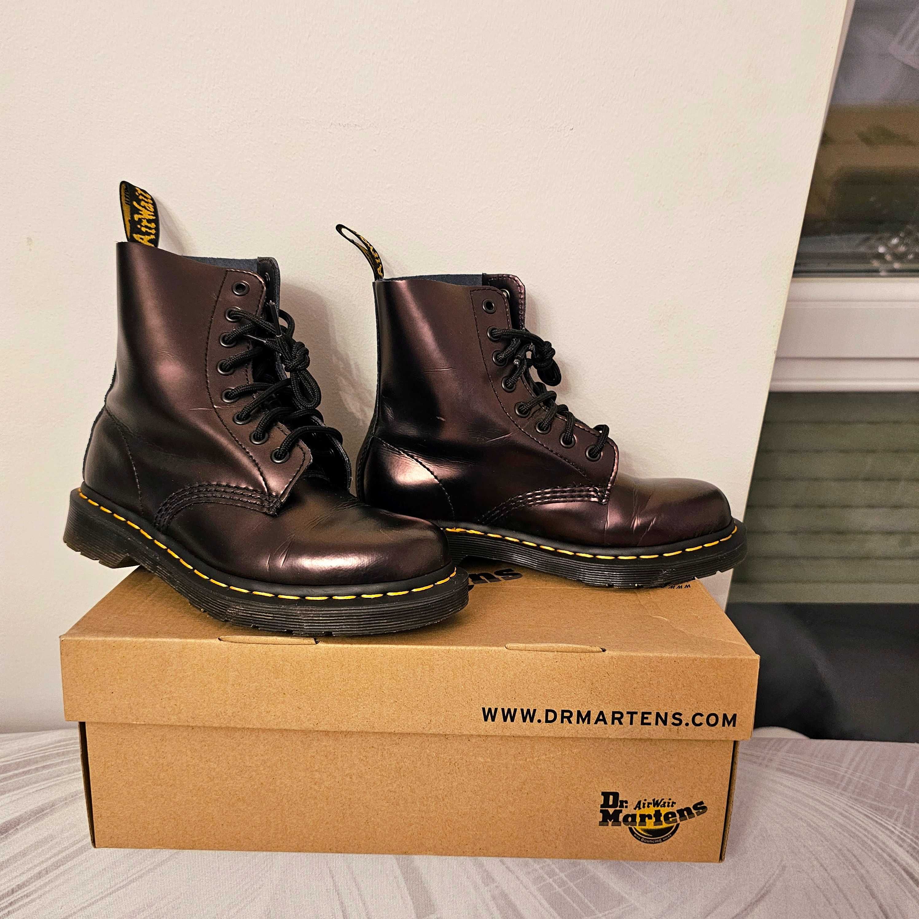 Bocanci Dr Martens Red Chroma piele  220 lei