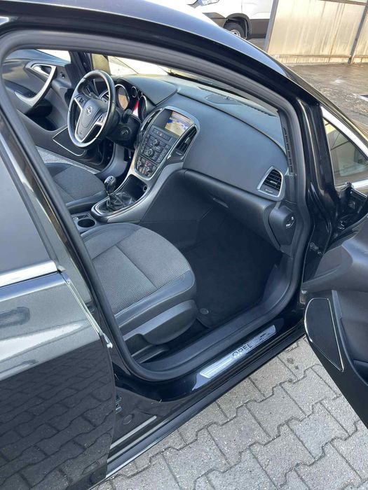 Vând Opel Astra J 1.7 cdti