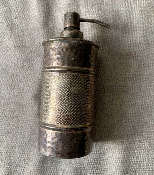 Dozator vintage metalic tip pompă, design ciocănit și gravat fin