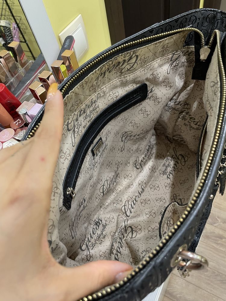 Дамска черна чанта Guess
