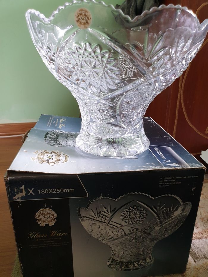 Новые хрустальные вазы.крупные.