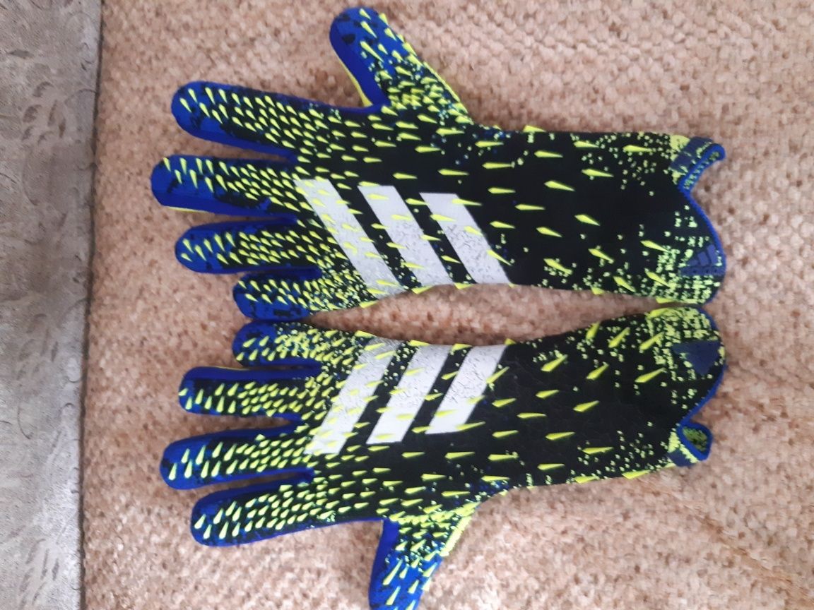 Футбольные перчатки  PREDATOR PRO на мальчика 10-14 лет