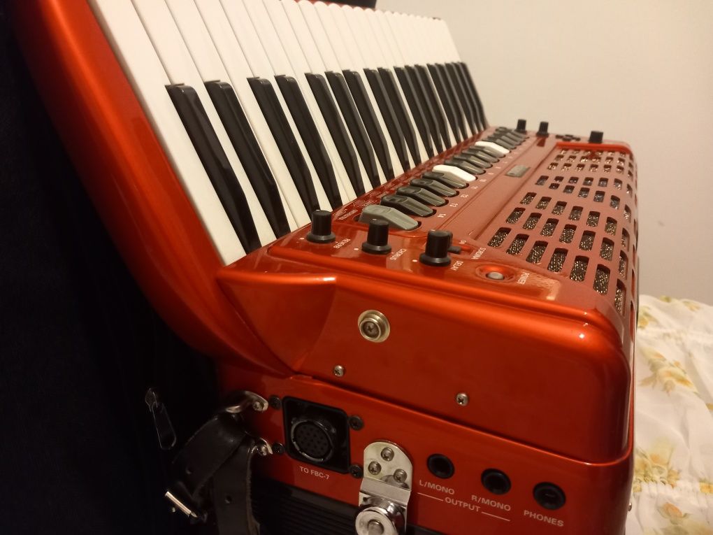 Acordeon Roland Fr7