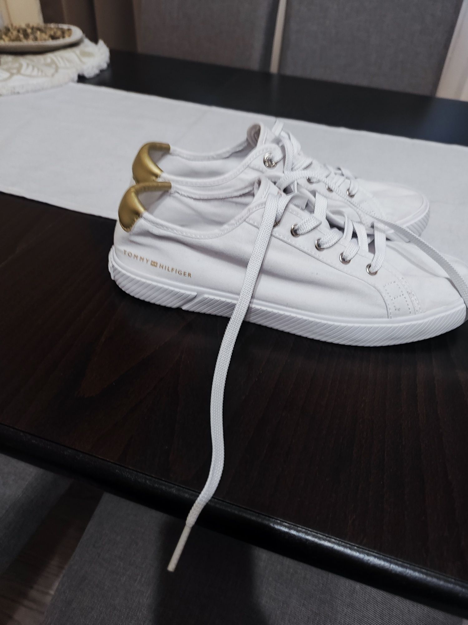 Платненки Tommy Hilfiger.