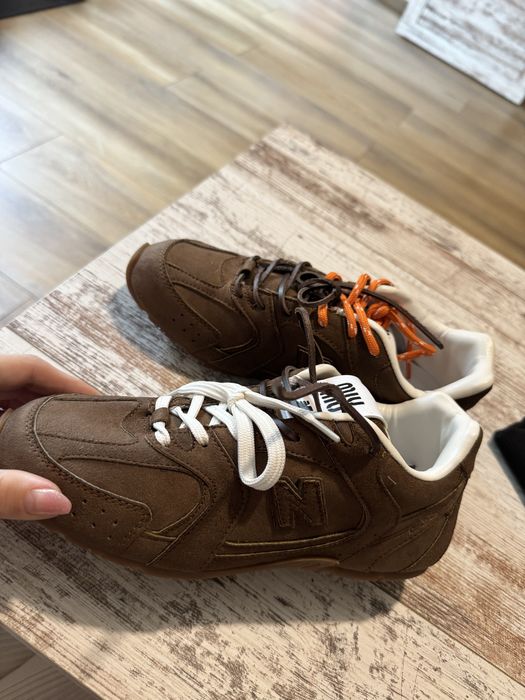 Vand sneakers New Balance x Miu Miu