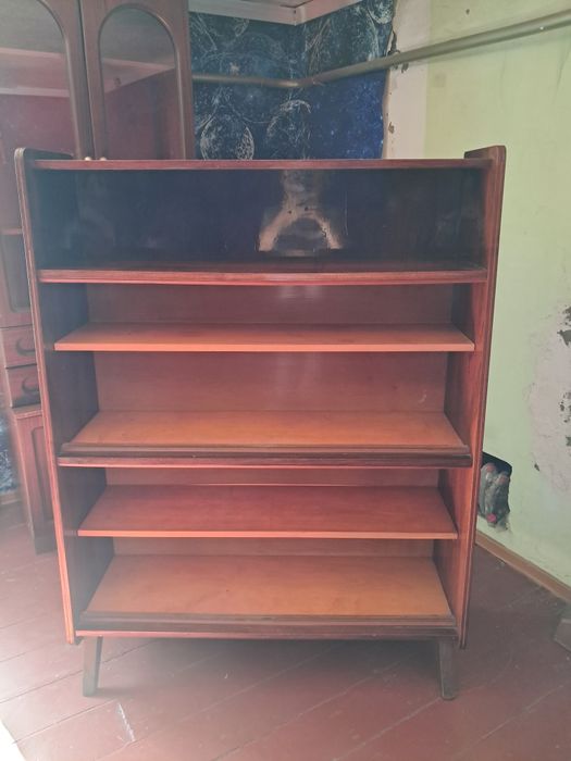 Продам сервант .