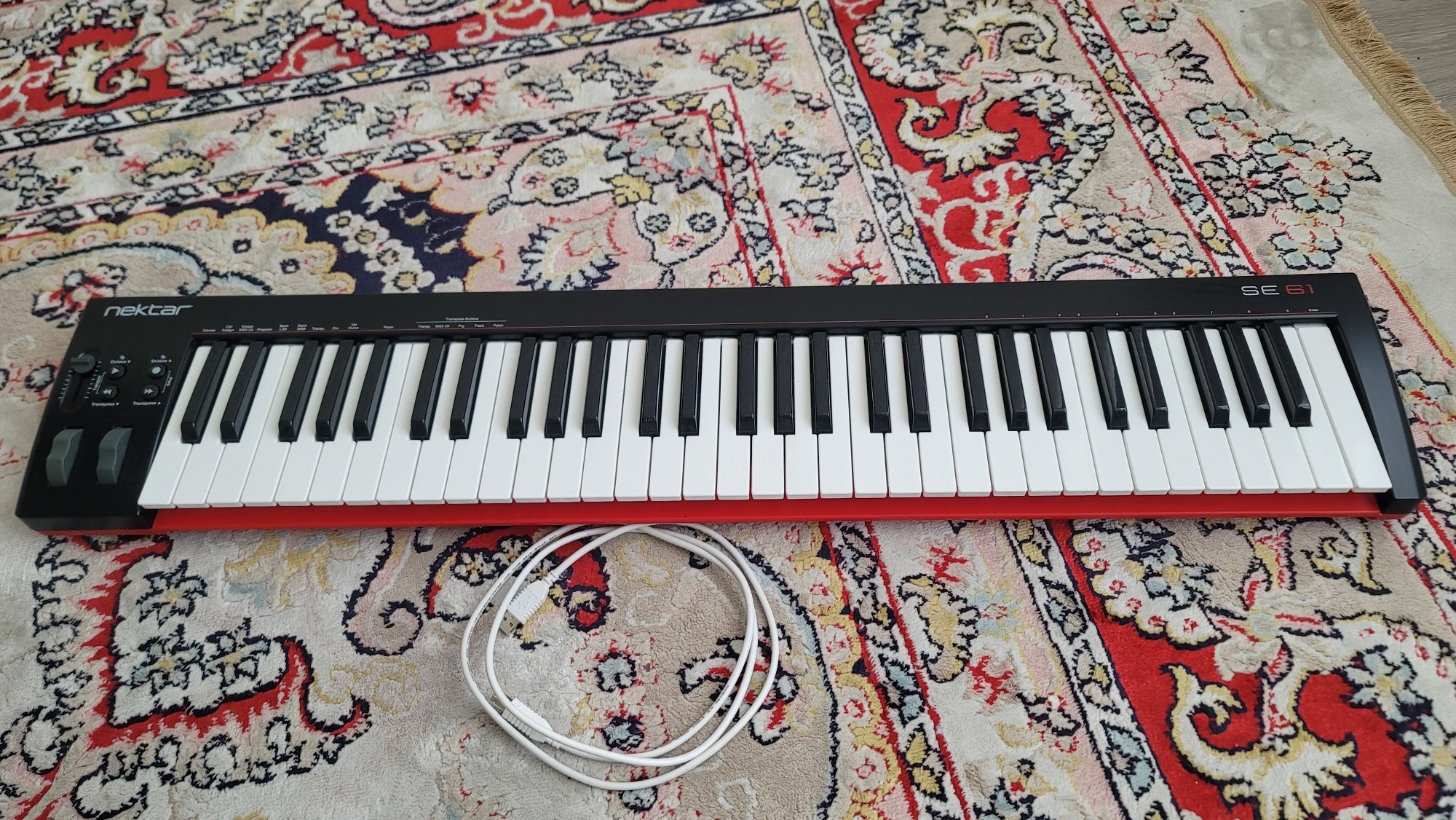 MIDI клавиатура Nektar SE61
