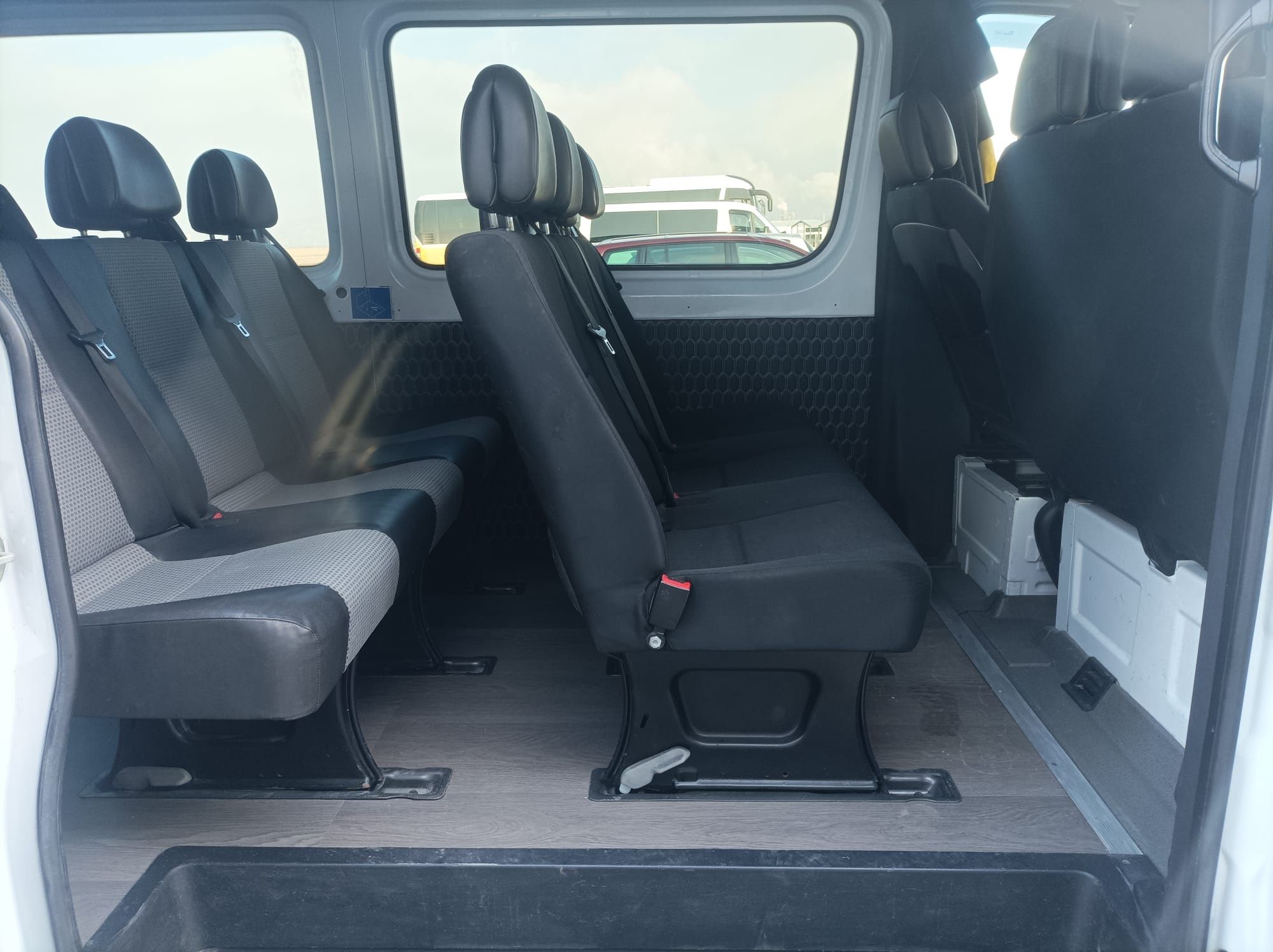 Inchiriez 8+1 locuri doar cu sofer (prestari servicii transport)