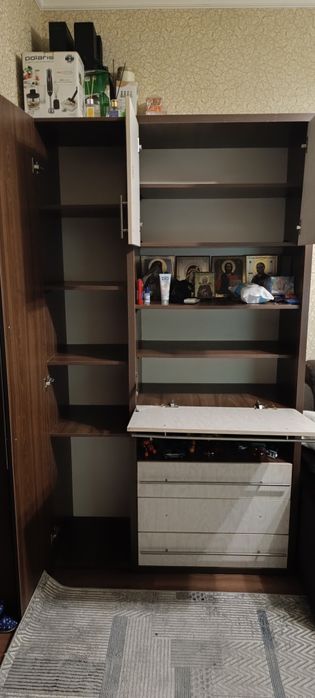 Срочно!Продается вместительный шкаф