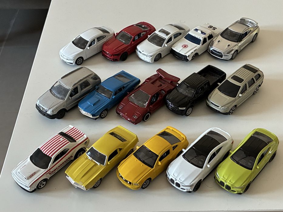 Колички 1:64 неразопаковани и разопаковани
