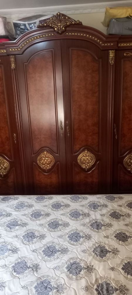 Komplekt mebel sotiladi