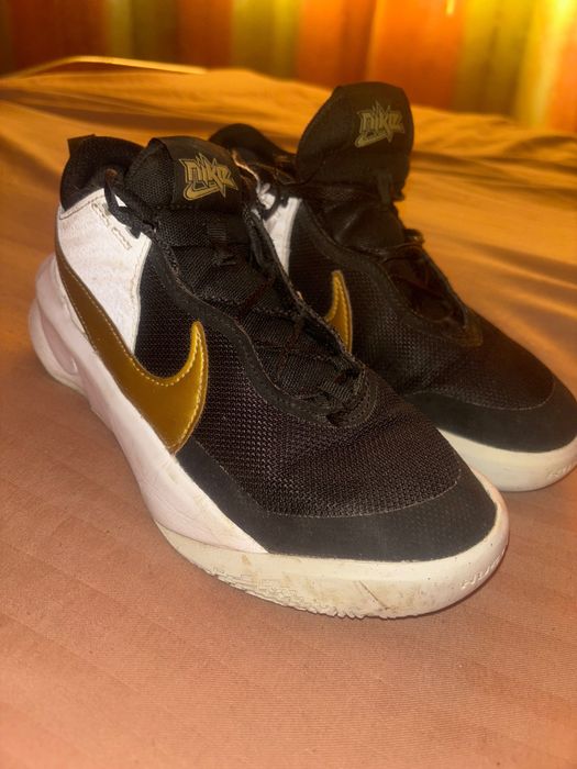 Adidasi nike , negri