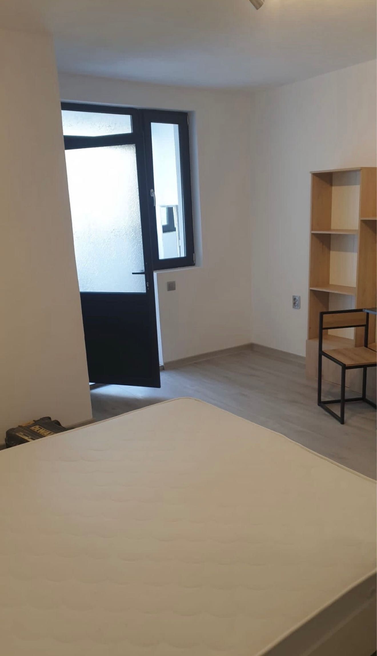 Garsonieră de închiriat – 32 mp + terasă 20 mp, renovată complet