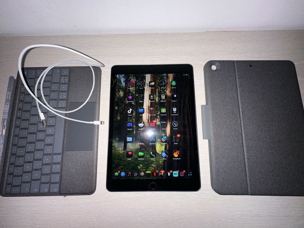 iPad 9 Wifi 64 GB si husa Logitech Combo Touch