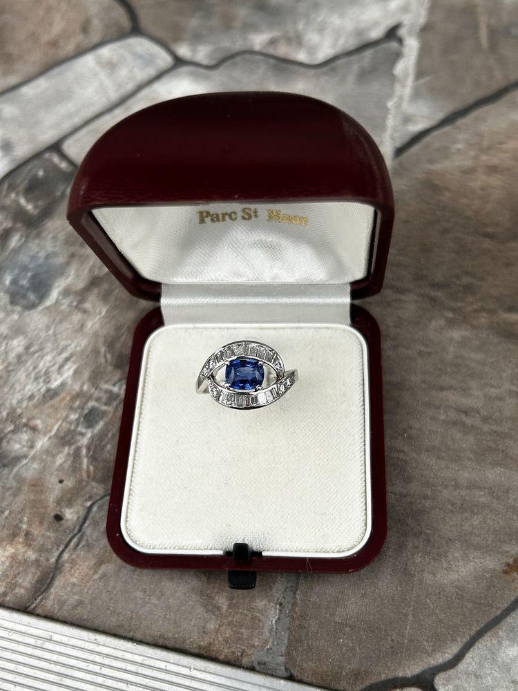 Inel din aur 18k diamante baghete si safir