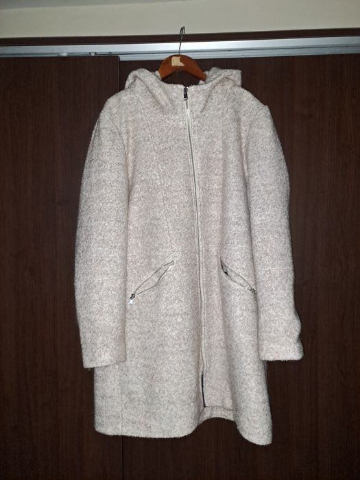 Vând f urgent haina de stofa ,crem,cu gluga ,starefbuna