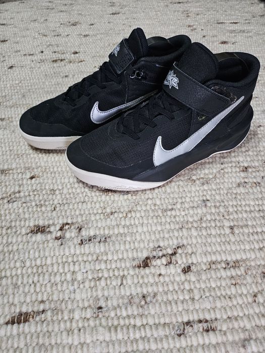 Pantofi sport Nike marimea 39 interior 24,5 cm.